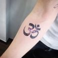 Foto tatuaggio con il simbolo OM