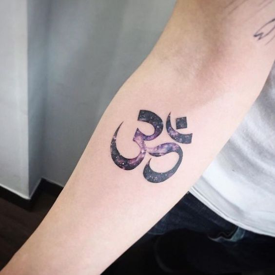 Foto tatuaggio con il simbolo OM