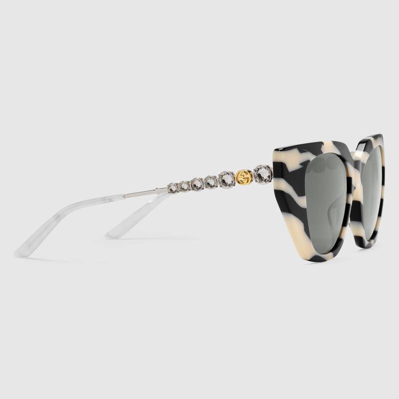 Occhiale da sole cat eye in acetato zebrato Gucci estate 2020 con strass sulle aste