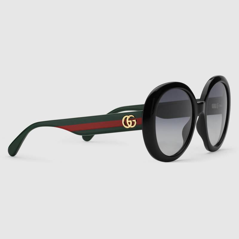 Occhiali oversize rotondi Gucci estate 2020 con aste con motivo web