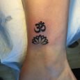 Tatuaggio OM con fior di Loto