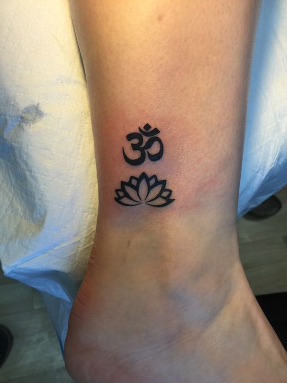 Tatuaggio OM con fior di Loto