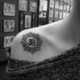 Tatuaggio OM con il simbolo Mandala