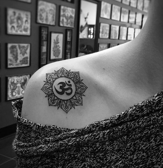 Tatuaggio OM con il simbolo Mandala