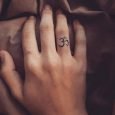 Tatuaggio simbolo OM sul dito