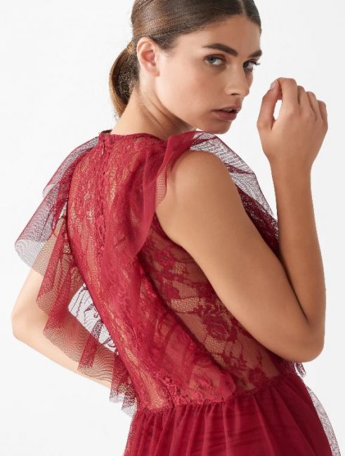 Abito lungo smanicato in tulle e pizzo rosso Rinascimento Abito lungo smanicato in tulle e pizzo rosso Rinascimento