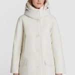 Nuovo Arctic parka Woolrich con doppio cappuccio e collo alto colore white stone