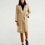Cappotto a vestaglia beige Benetton inverno 2020 2021