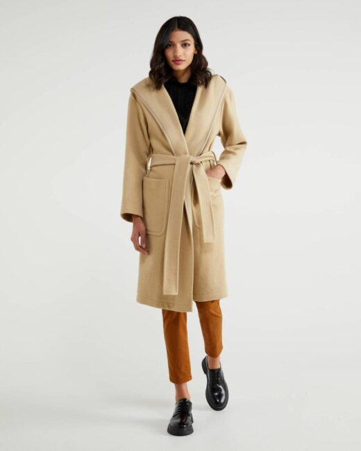 Cappotto a vestaglia beige Benetton inverno 2020 2021 Cappotto a vestaglia beige Benetton inverno 2020 2021