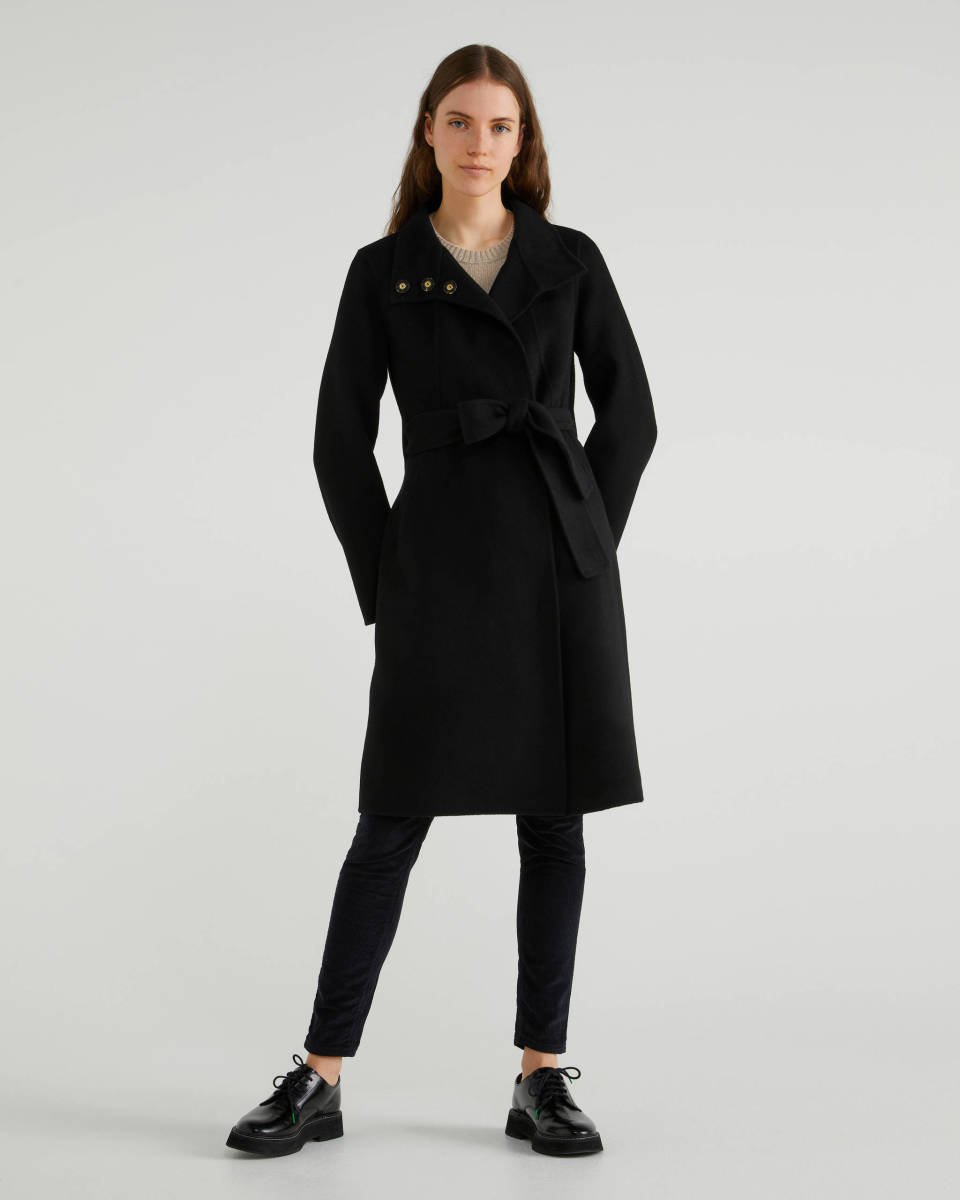 Cappotto nero con cintura Benetton inverno 2020 2021