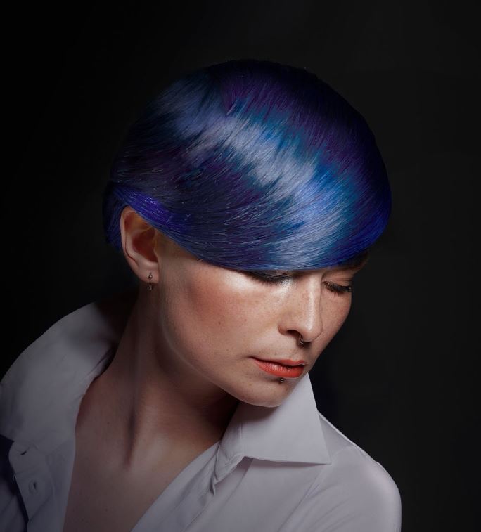 Taglio corto con capelli blu inverno 2021