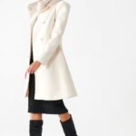 Cappotto bianco doppiopetto con collo in ecopelliccia Rinascimento inverno 2021
