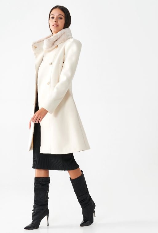 Cappotto bianco doppiopetto con collo in ecopelliccia Rinascimento inverno 2021