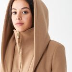 Cappotto con cappuccio color cammello Rinascimento inverno 2020 2021