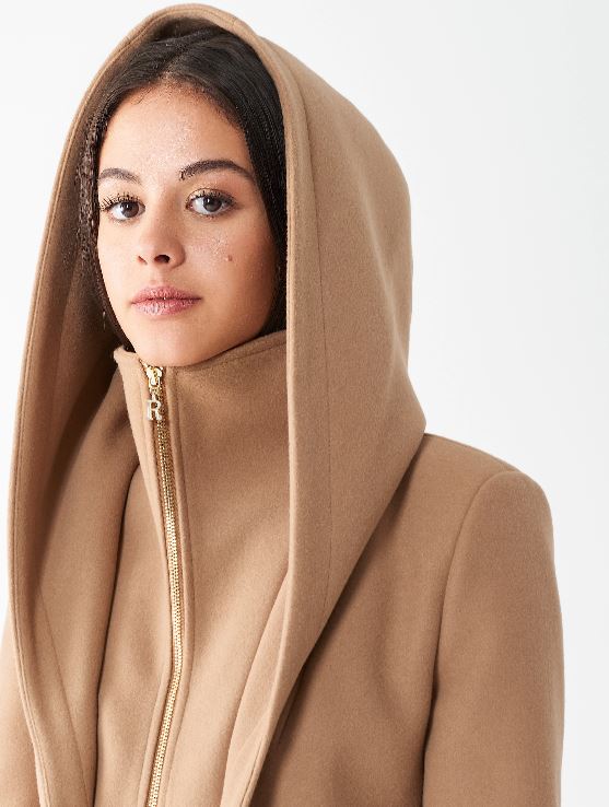 Cappotto con cappuccio color cammello Rinascimento inverno 2020 2021