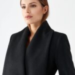 Cappotto nero a vestaglia con ampio collo Rinascimento inverno 2020 2021