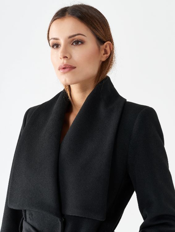 Cappotto nero a vestaglia con ampio collo Rinascimento inverno 2020 2021