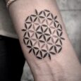 Foto tatuaggio interno polso fiore della vita