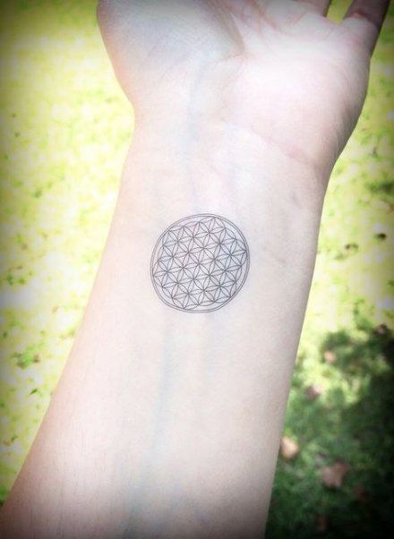 Piccolo tatuaggio geometria sacra del fiore della vita
