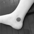 Piccolo tatuaggio sul piede Fiore della Vita