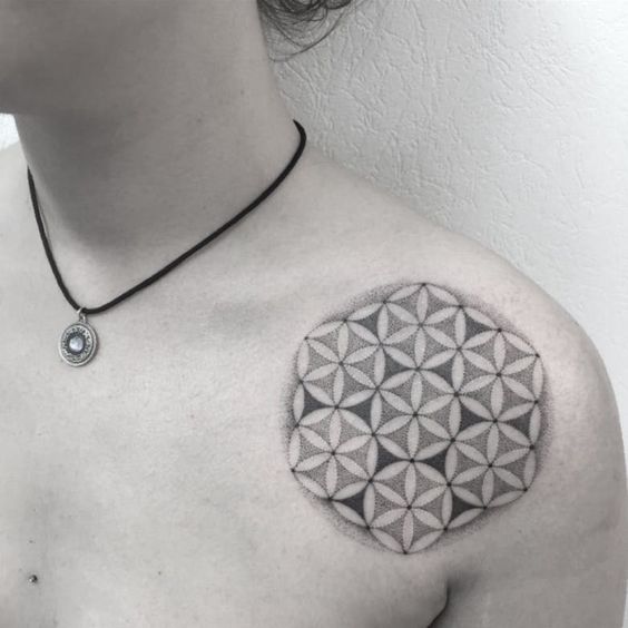 Tatuaggio Fiore della Vita sulla spalla