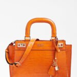 Borsa Guess elegante arancione modello Katey Collezione Primavera Estate 2021