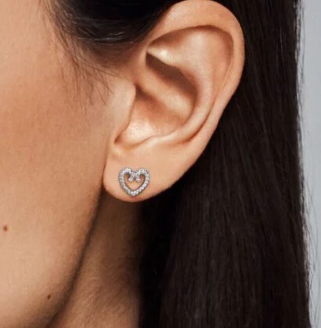 Orecchini a cuore Pandora San Valentino 2021 indossati Orecchini a cuore Pandora San Valentino 2021 indossati