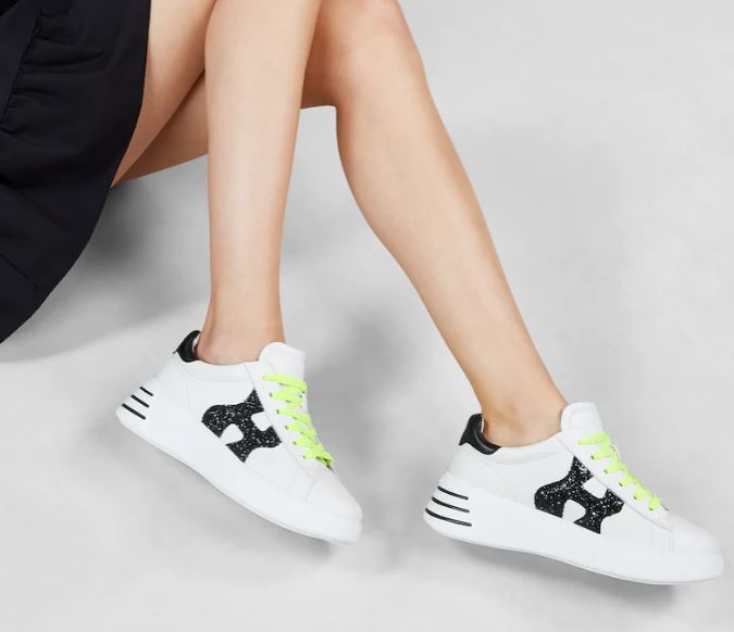 Nuove sneakers in pelle bianca con logo nero glitterato Hogan primavera 2021