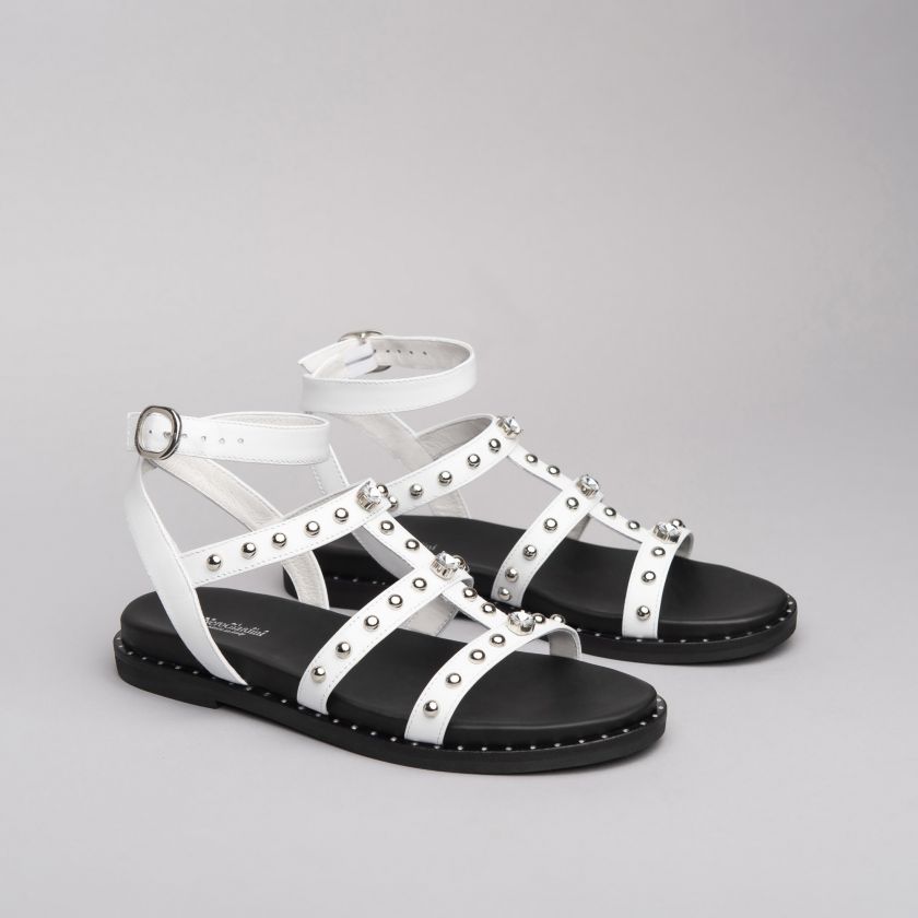 Sandali bassi in pelle Nero Giardini con borchie e strass estate 2021