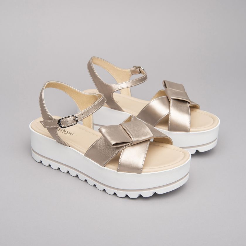 Sandali in pelle laminata con fiocco NG