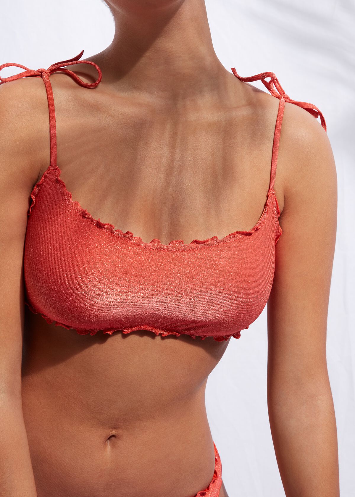 Bikini Calzedonia modello Formentera con top a canotta e brasiliana sgambata 2021