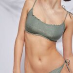 Costume da bagno Calzedonia modello Formentera con top a canotta e slip con laccetti estate 2021