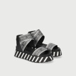 Sandali con fasce elastiche e suola monoblocco