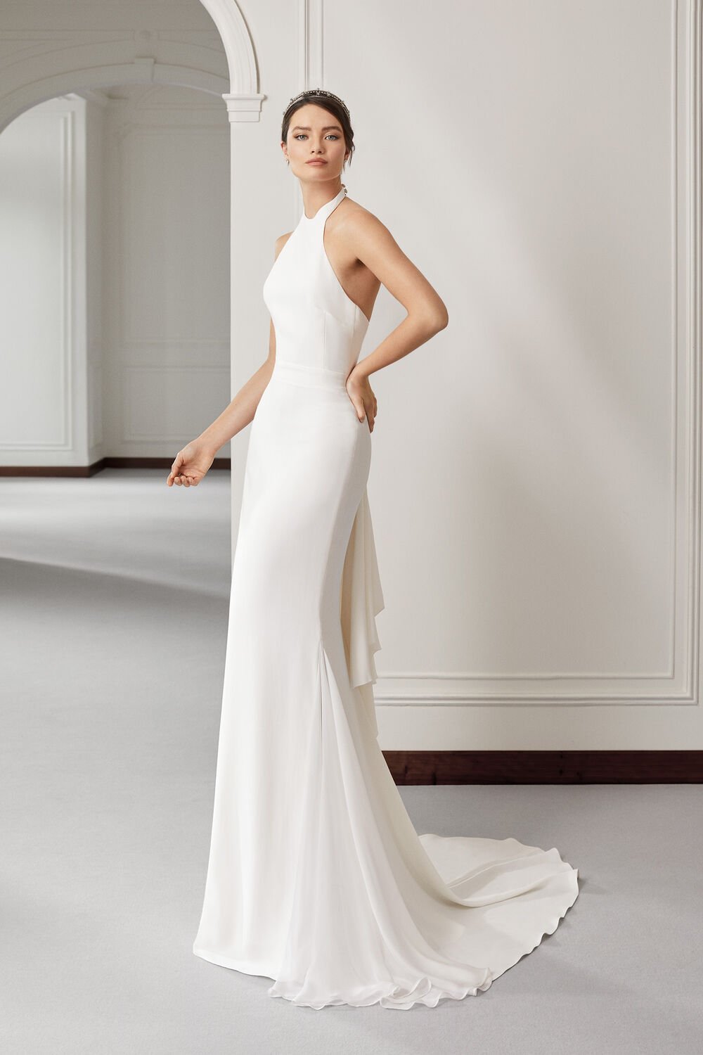Abito da sposa a sirena con scollo allamericana