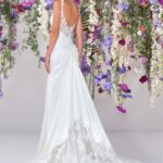Abito da sposa con scollatura sulla schiena