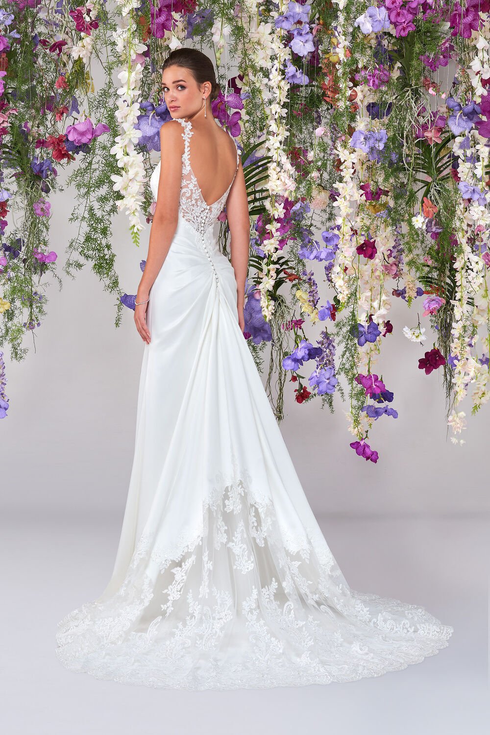 Abito da sposa con scollatura sulla schiena