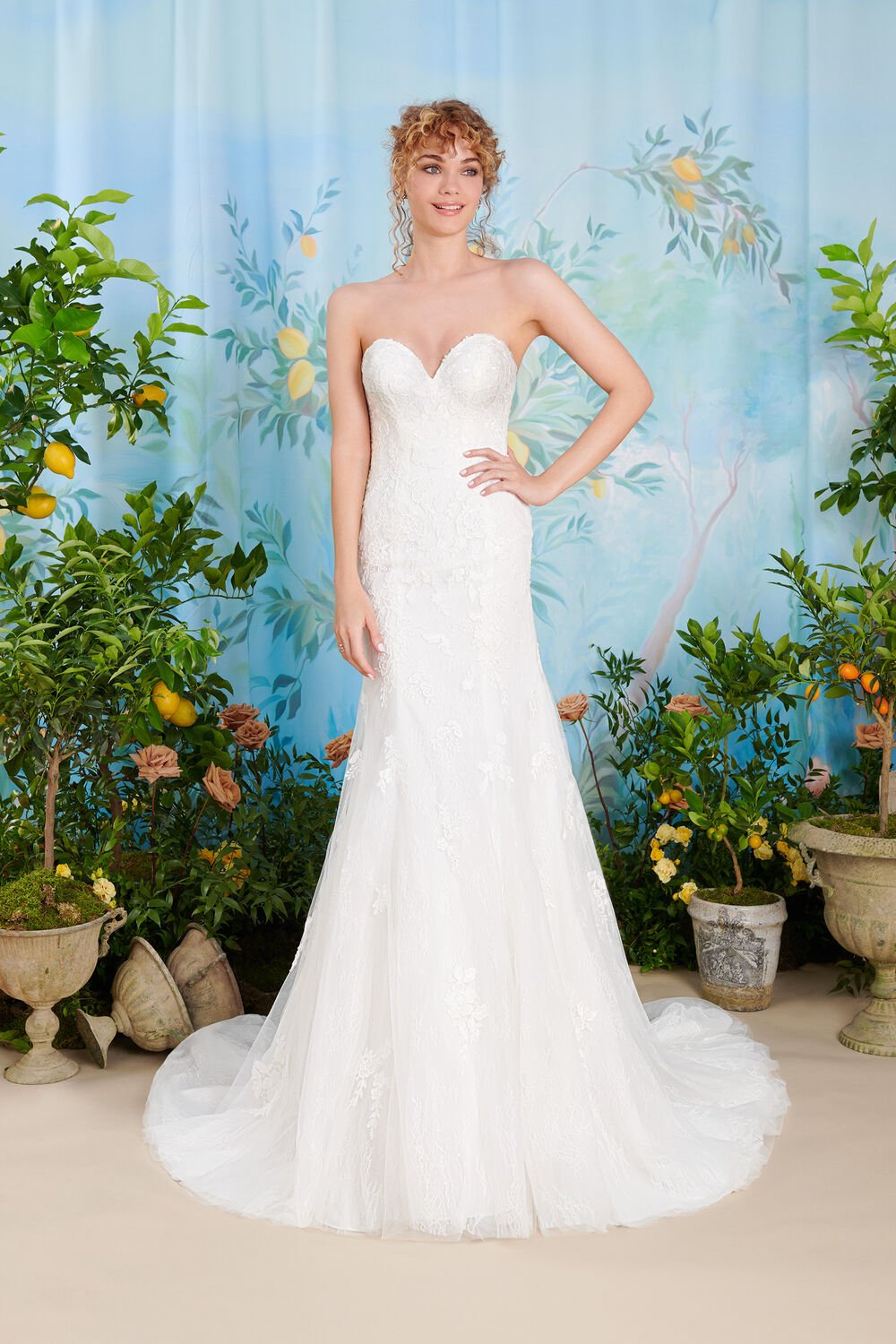 Atelier Eme vestito da sposa a sirena in tulle e pizzo collezione 2022