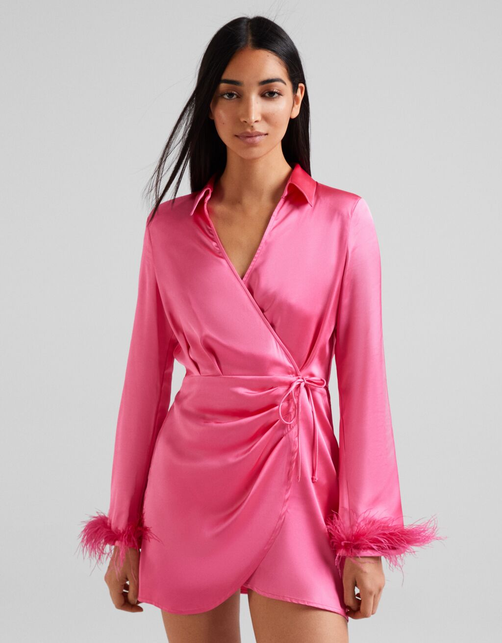 Abito con piume Bershka