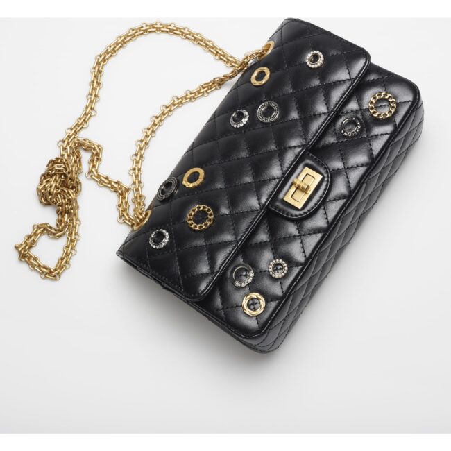 Borsa Chanel 2.55 in pelle nera con borchie collezione 2022 Borsa Chanel 2.55 in pelle nera con borchie collezione 2022
