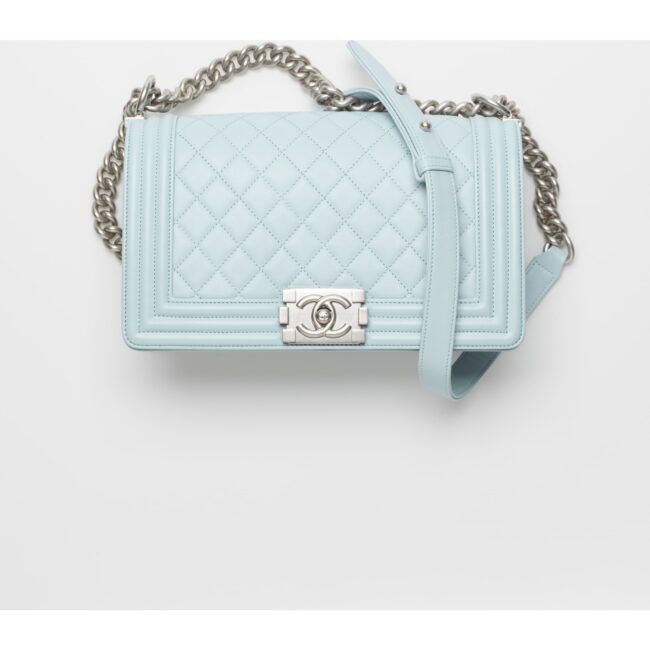 Borsa Chanel Boy in pelle azzurra collezione 2022 Borsa Chanel Boy in pelle azzurra collezione 2022