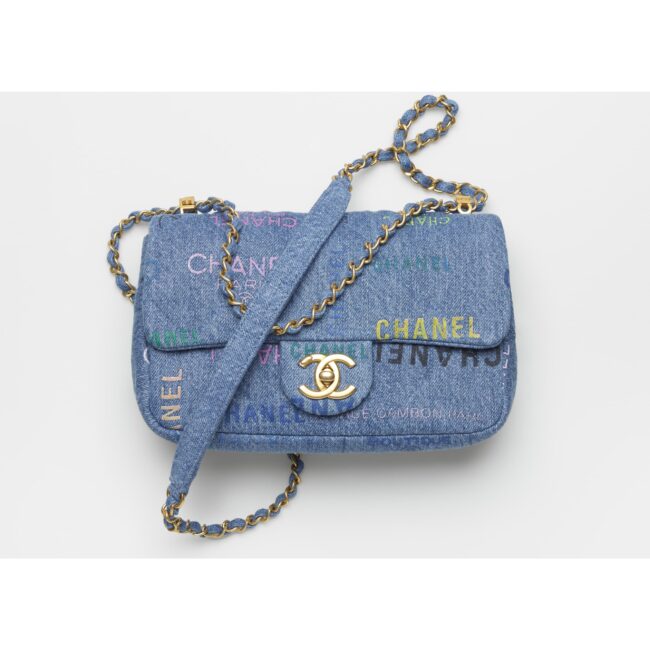 Borsa Chanel in denim blu primavera estate 2022 Borsa Chanel in denim blu primavera estate 2022