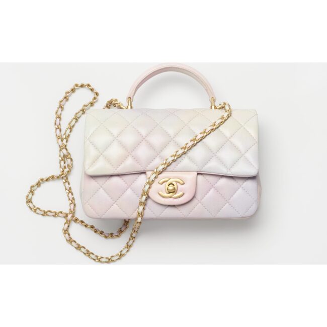 Borsa classica Chanel in pelle effetto metallizzato nei toni del rosa chiaro 2022 Borsa classica Chanel in pelle effetto metallizzato nei toni del rosa chiaro 2022