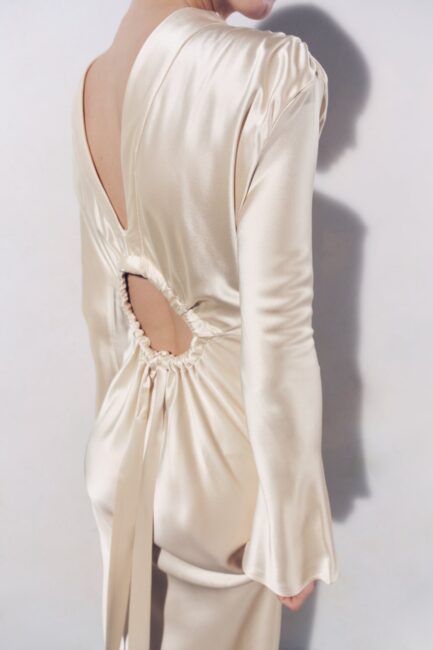 Dettaglio sulla schiena abito da sposa Zara collezione 2022
