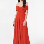 Abito lungo rosso con le spalle scoperte