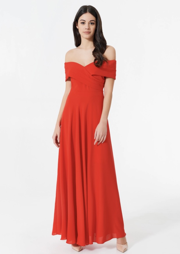 Abito lungo rosso con le spalle scoperte