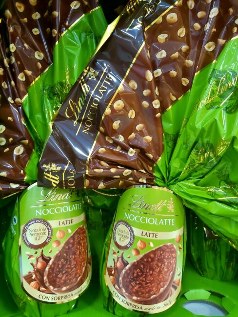 Uovo di Pasqua LINDT Nocciolatte con nocciole Uovo di Pasqua LINDT Nocciolatte con nocciole
