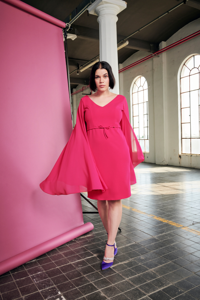 Abito a tubino con maniche mantella linea Kitana curvystyle Rinascimento autunno inverno 2022 2023