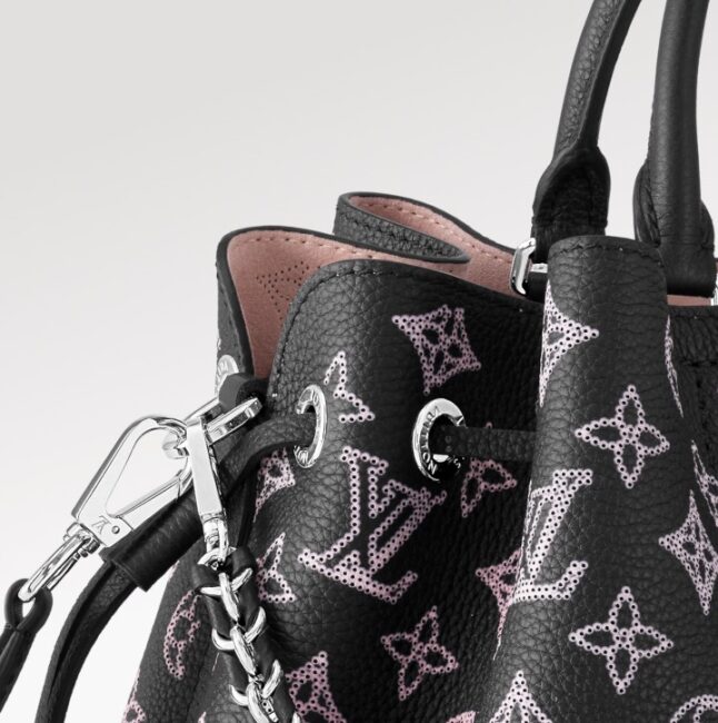 Dettagli logo LV borsa Bella collezione inverno 2022 2023 Dettagli logo LV borsa Bella collezione inverno 2022 2023