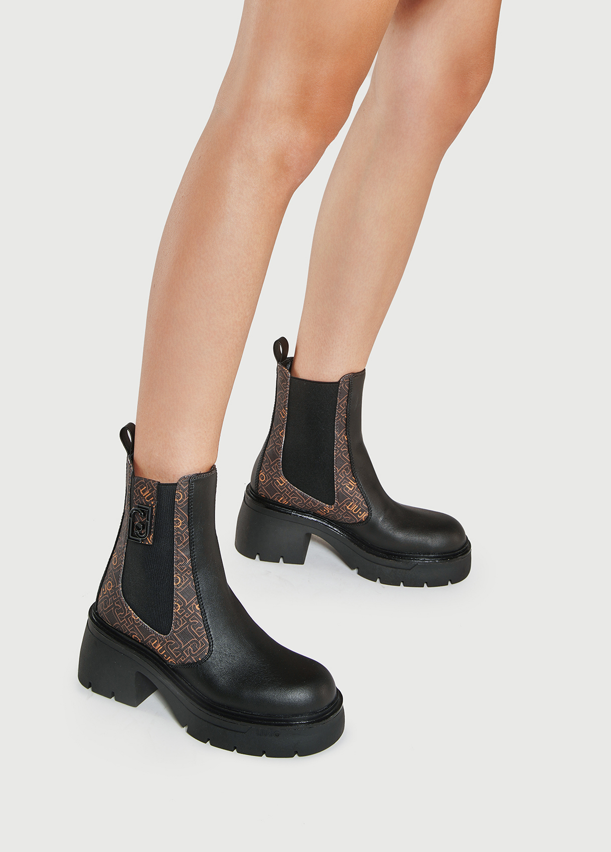 Stivaletti beatles monogram Liu Jo collezione inverno 2022 2023