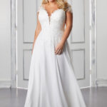 Abito da sposa A Line con gonna fluida e strascico ricamato